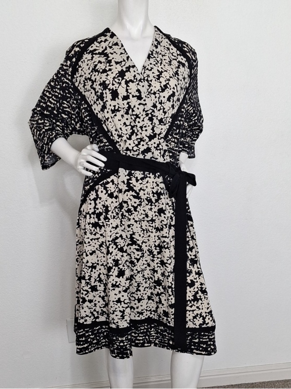 Taylor Classic Black & Cream Floral Romantic Wrap Midi Dress Size 22W